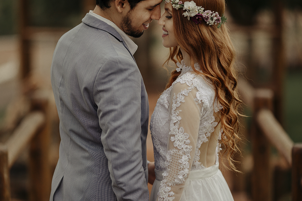 ensaio romantico de lorenna e Romanni fotos com balões coloridos fotografo alexandre casttro de patos de minas fotografia de casamento 