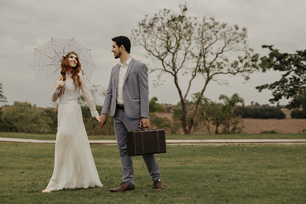 ensaio romantico de lorenna e Romanni fotos com balões coloridos fotografo alexandre casttro de patos de minas fotografia de casamento 