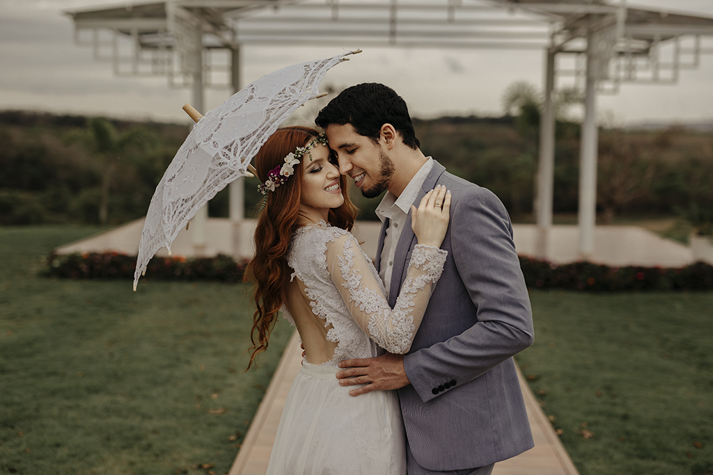 ensaio romantico de lorenna e Romanni fotos com balões coloridos fotografo alexandre casttro de patos de minas fotografia de casamento 