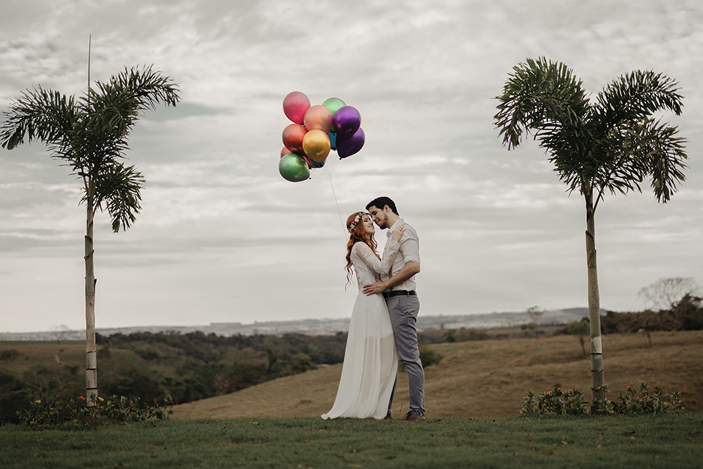 ensaio romantico de lorenna e Romanni fotos com balões coloridos fotografo alexandre casttro de patos de minas fotografia de casamento 