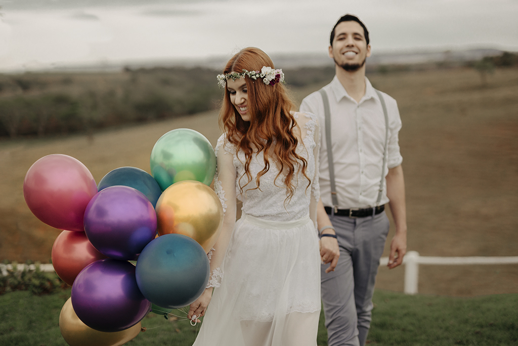 ensaio romantico de lorenna e Romanni fotos com balões coloridos fotografo alexandre casttro de patos de minas fotografia de casamento 
