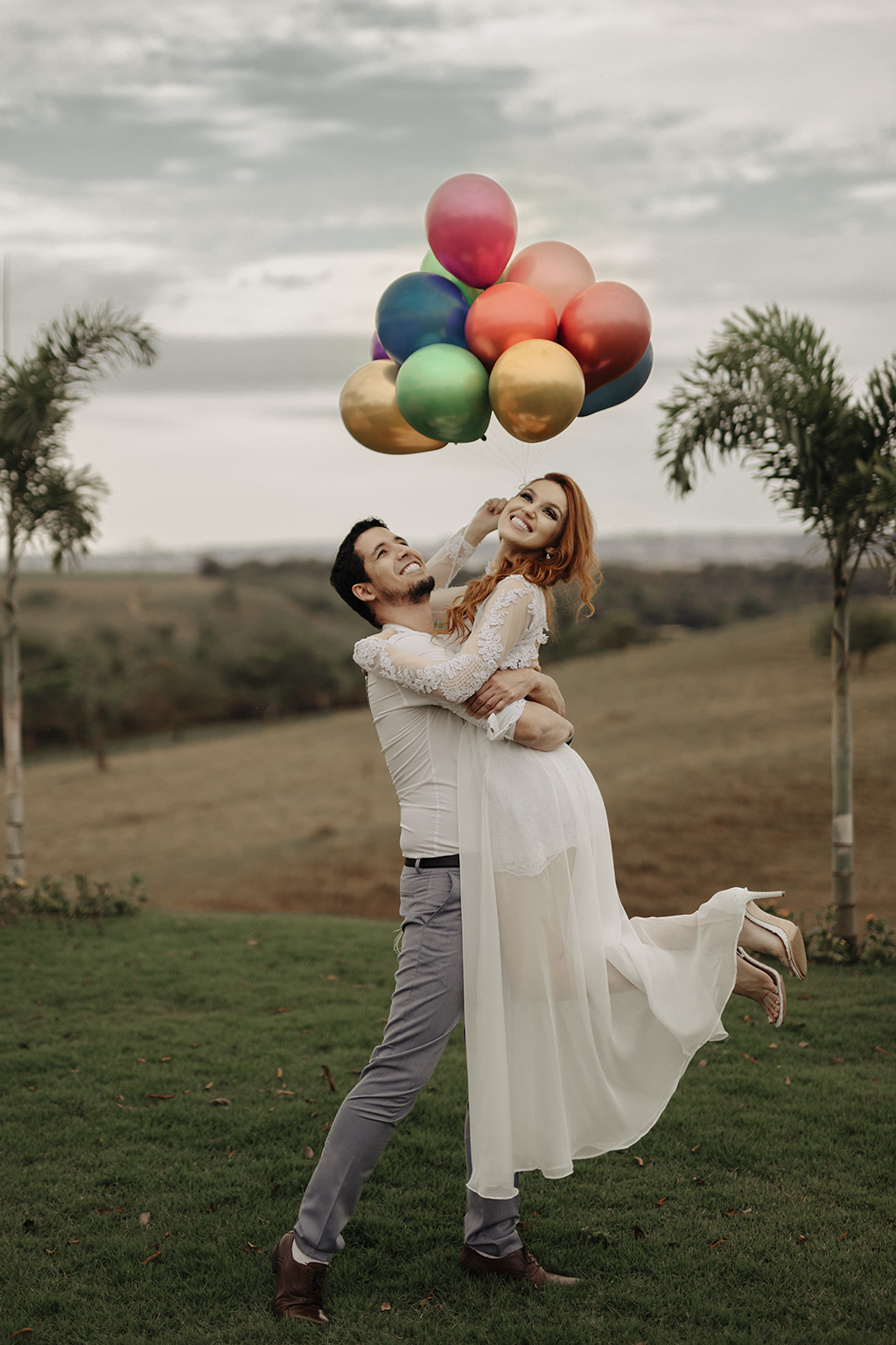 ensaio romantico de lorenna e Romanni fotos com balões coloridos fotografo alexandre casttro de patos de minas fotografia de casamento 