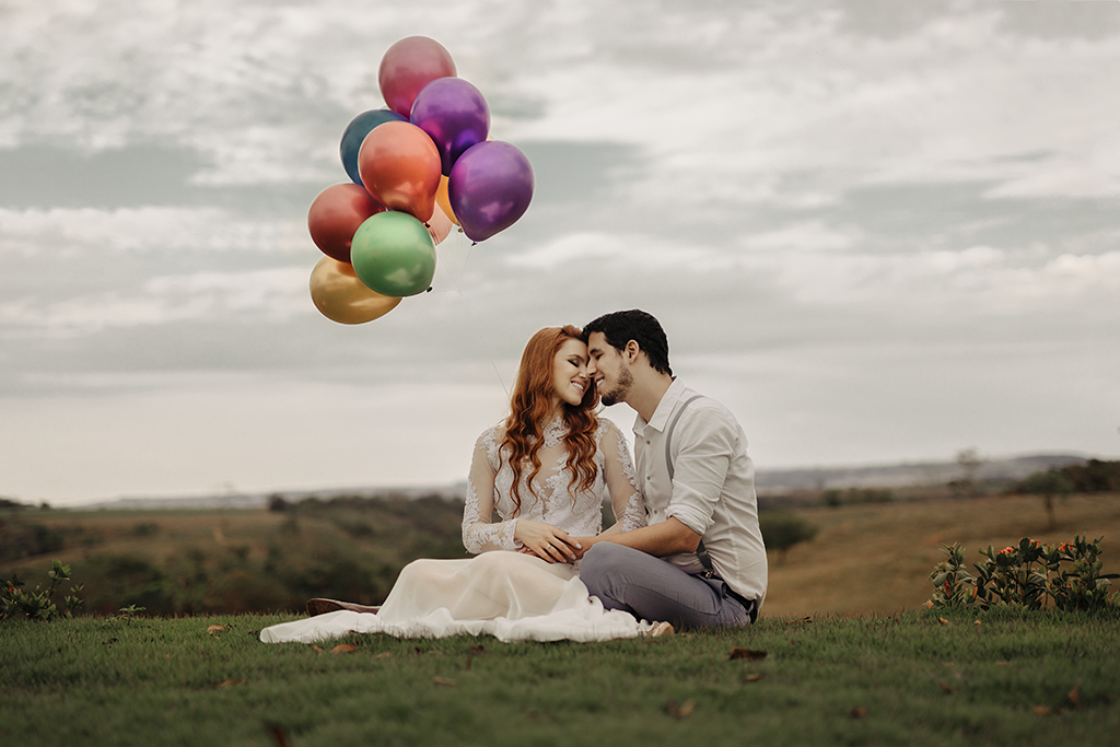 ensaio romantico de lorenna e Romanni fotos com balões coloridos fotografo alexandre casttro de patos de minas fotografia de casamento 