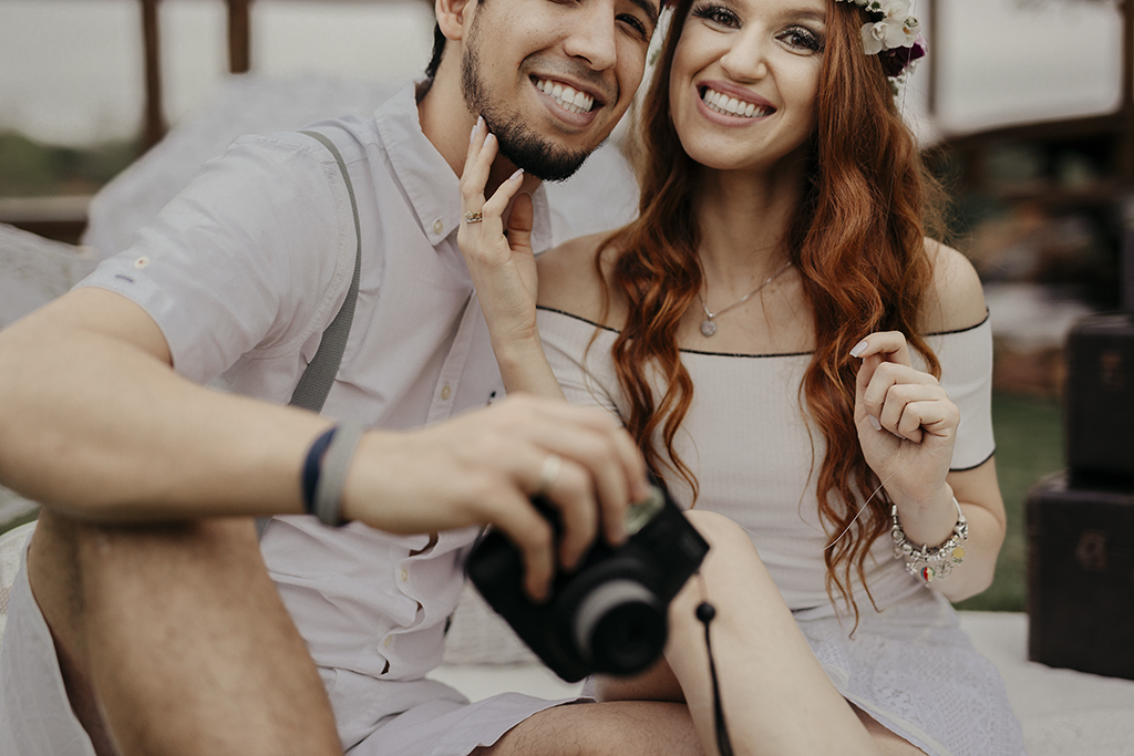 ensaio romantico de lorenna e Romanni fotos com balões coloridos fotografo alexandre casttro de patos de minas fotografia de casamento 