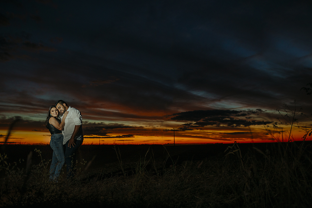 ensaio namorando pre wedding casamento fotos de casal apaixonados muito amor em patos de minas fotografo Alexandre Casttro 