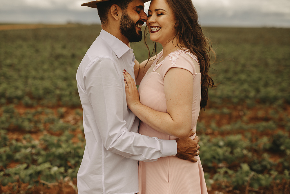 ensaio de casal namorando pre wedding em patos de minas cachoeira fotos com balas muito amor fotografo Alexandre Casttro 