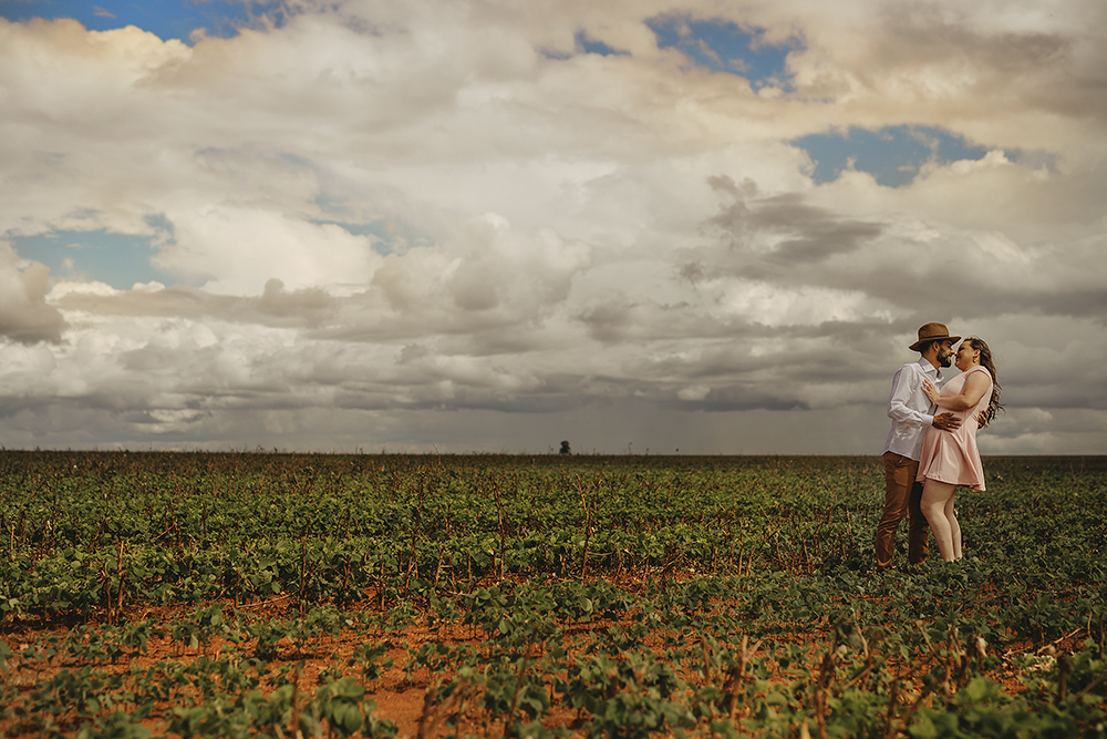 ensaio de casal namorando pre wedding em patos de minas cachoeira fotos com balas muito amor fotografo Alexandre Casttro 