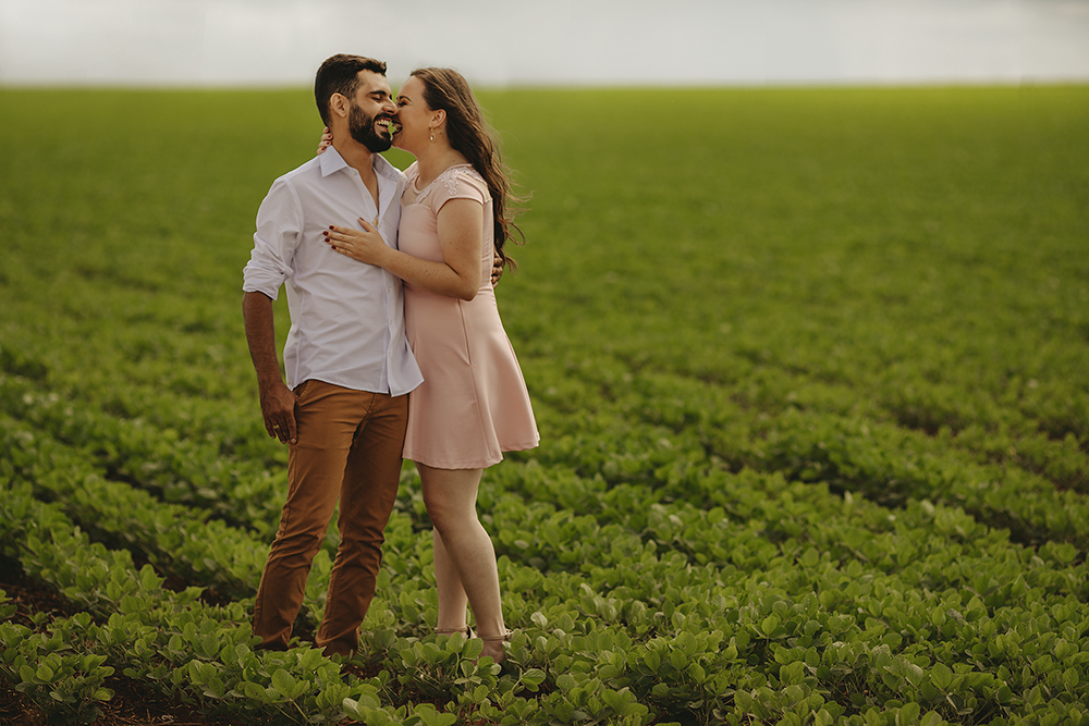 ensaio de casal namorando pre wedding em patos de minas cachoeira fotos com balas muito amor fotografo Alexandre Casttro 