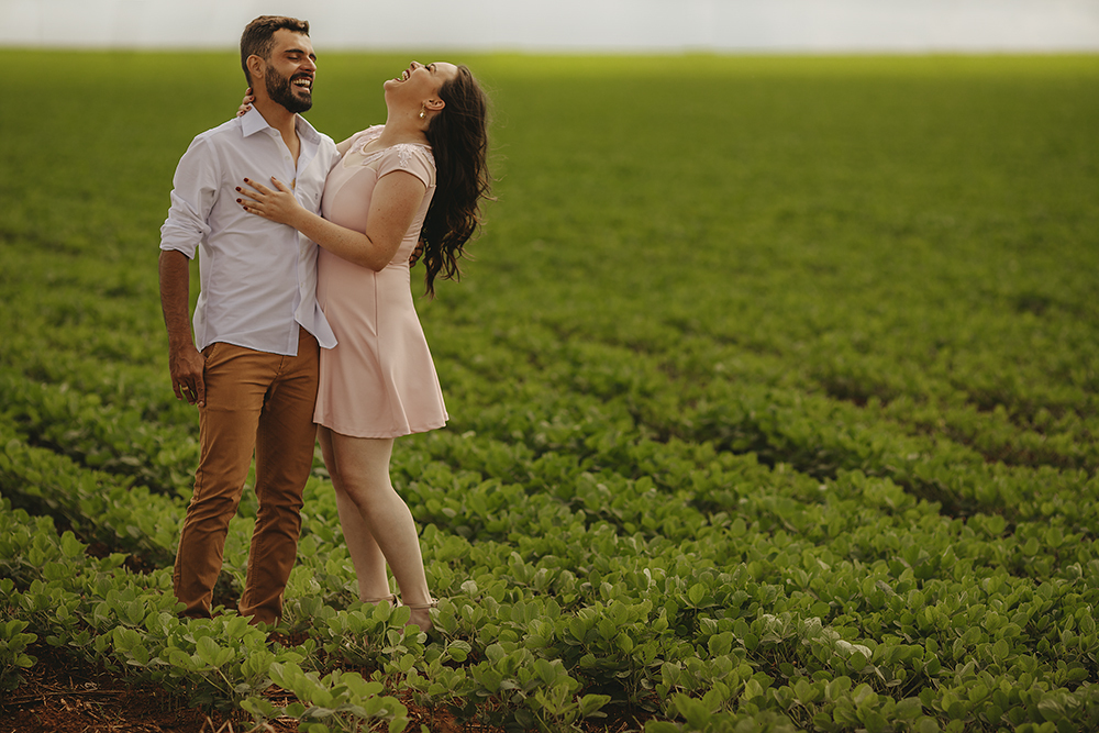 ensaio de casal namorando pre wedding em patos de minas cachoeira fotos com balas muito amor fotografo Alexandre Casttro 
