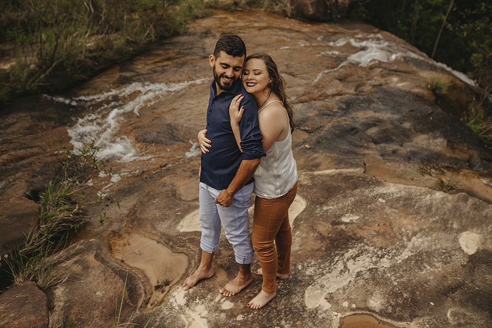 ensaio de casal namorando pre wedding em patos de minas cachoeira fotos com balas muito amor fotografo Alexandre Casttro 