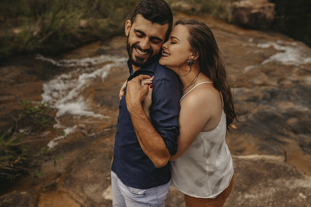 ensaio de casal namorando pre wedding em patos de minas cachoeira fotos com balas muito amor fotografo Alexandre Casttro 