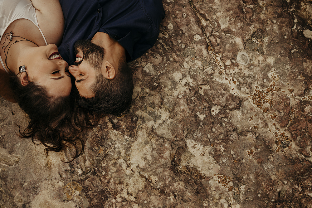ensaio de casal namorando pre wedding em patos de minas cachoeira fotos com balas muito amor fotografo Alexandre Casttro 