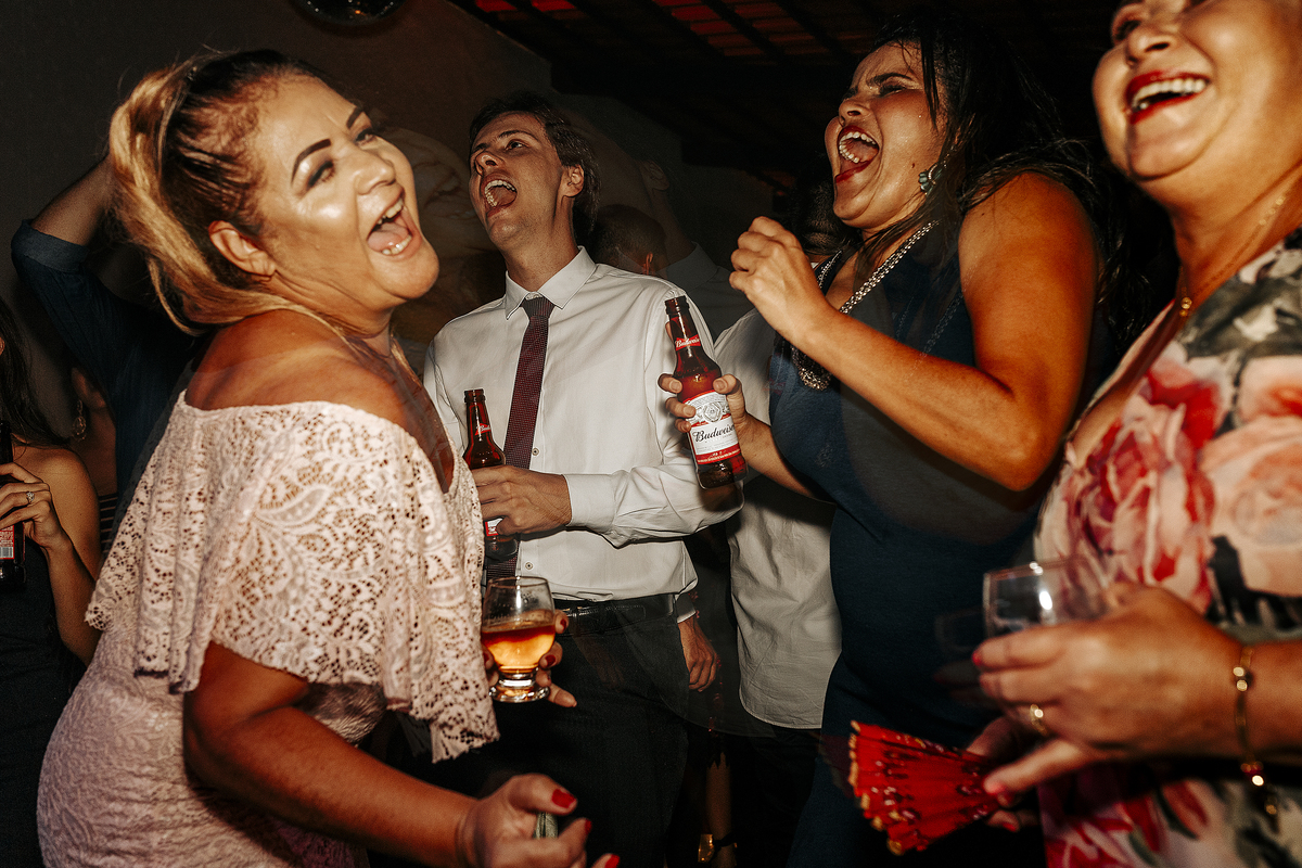 casamento Daniela e augusto fotografo Alexandre Casttro crazy party patos de minas festa louca fotografia