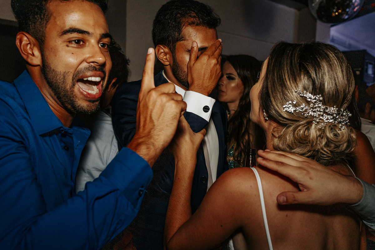 casamento Daniela e augusto fotografo Alexandre Casttro crazy party patos de minas festa louca fotografia