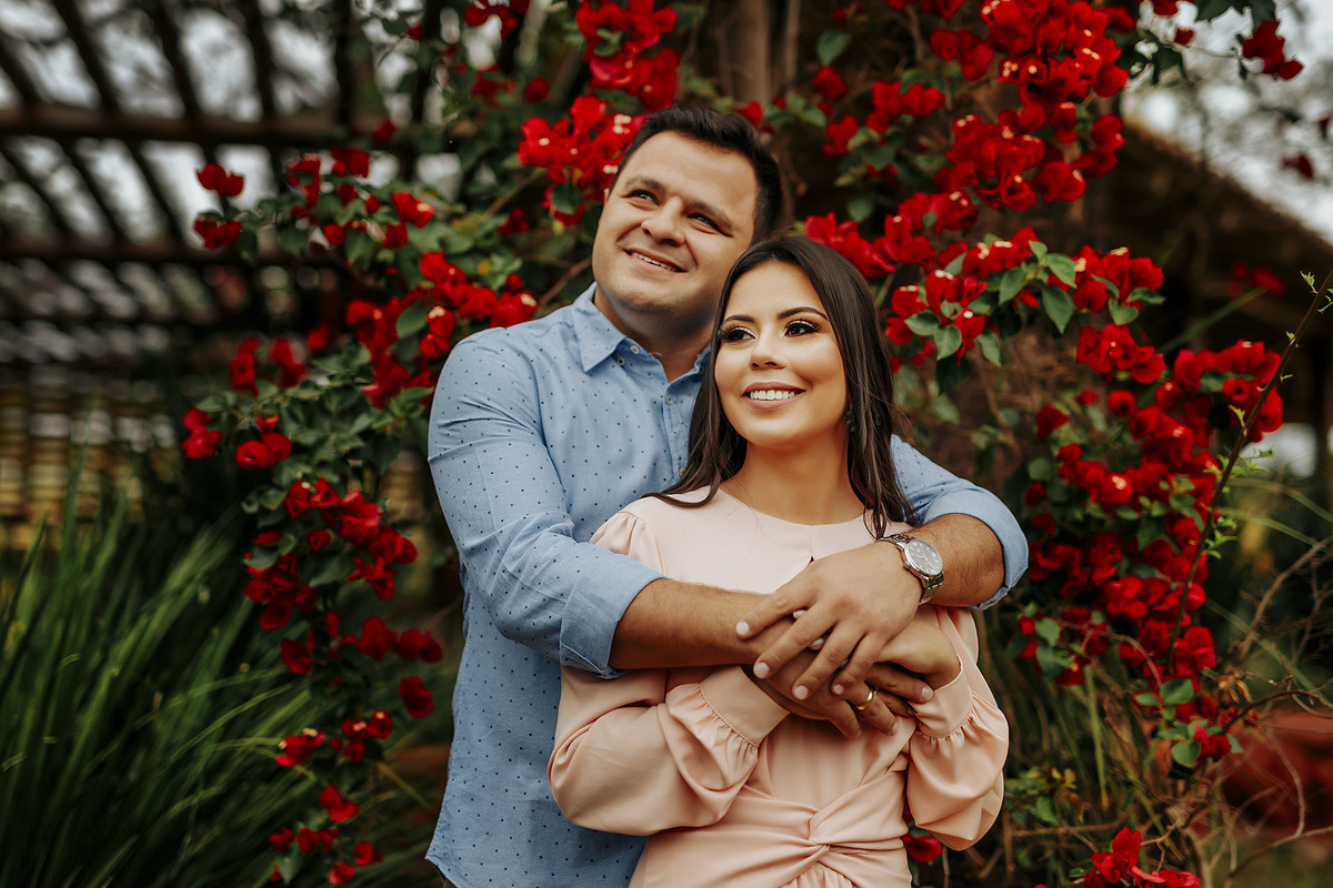 ensaio pre casamento patos de minas Uberlandia alexandre Casttro  fotografo flores nas fotos