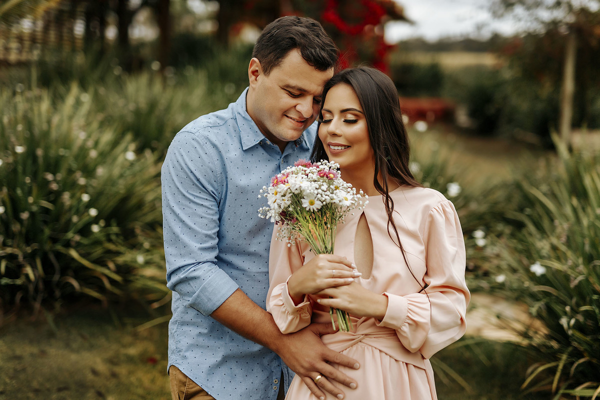 ensaio pre casamento patos de minas Uberlandia alexandre Casttro  fotografo foto com buque de flores