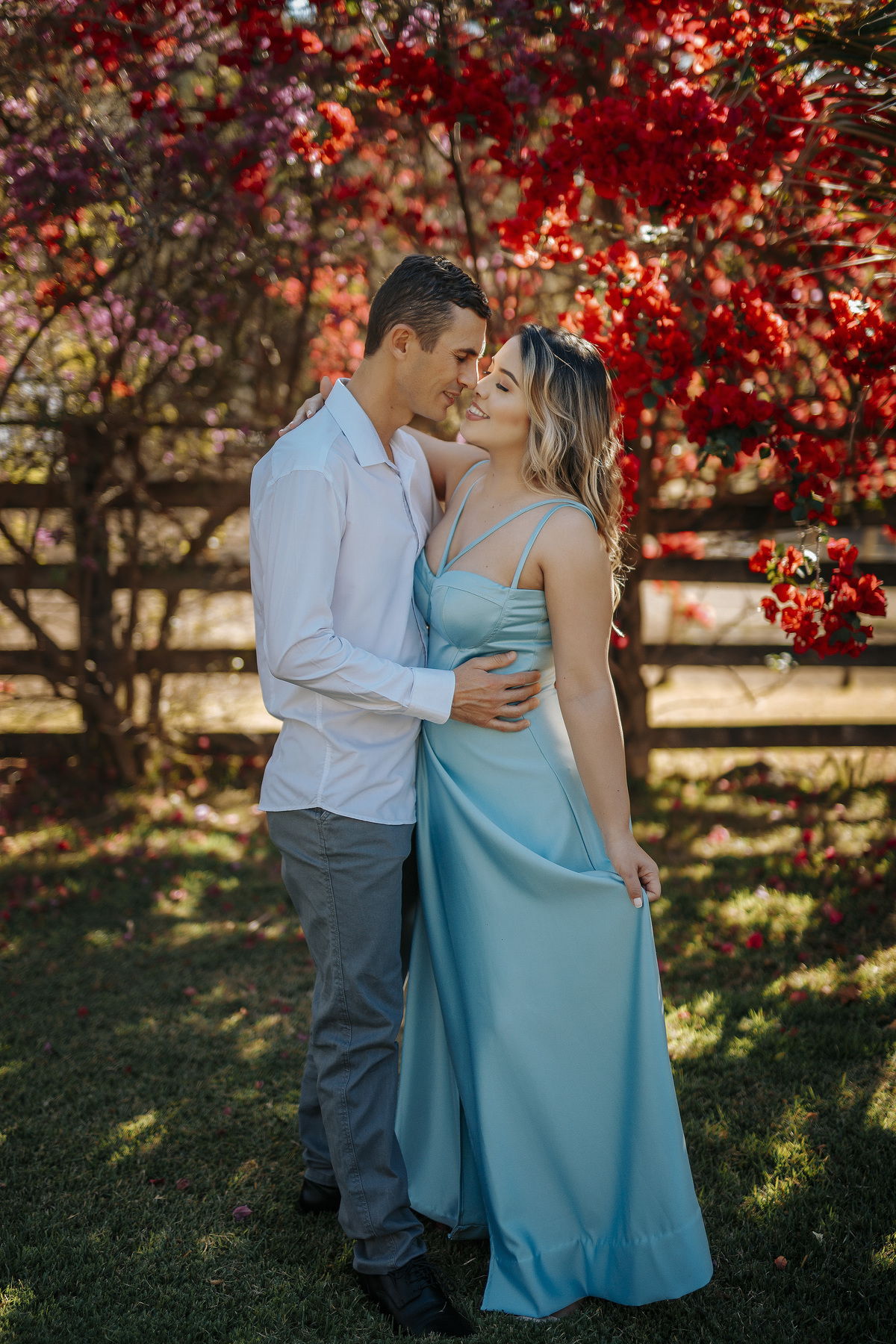 ensaio de casal pre wedding fotos fotografo Alexandre Casttro patos de minas fotografia de casamento noivas 2021 photo vestido ar livre 