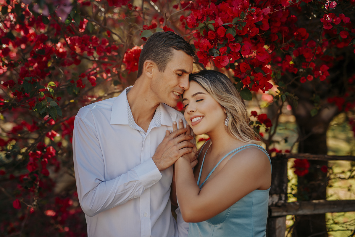 ensaio de casal pre wedding fotos fotografo Alexandre Casttro patos de minas fotografia de casamento noivas 2021 photo vestido ar livre 