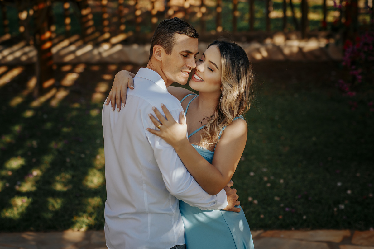ensaio de casal pre wedding fotos fotografo Alexandre Casttro patos de minas fotografia de casamento noivas 2021 photo vestido ar livre 