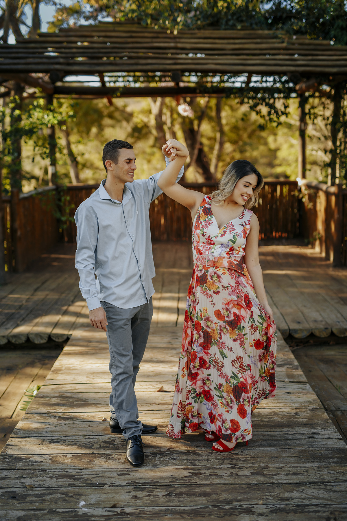 ensaio de casal pre wedding fotos fotografo Alexandre Casttro patos de minas fotografia de casamento noivas 2021 photo vestido ar livre 