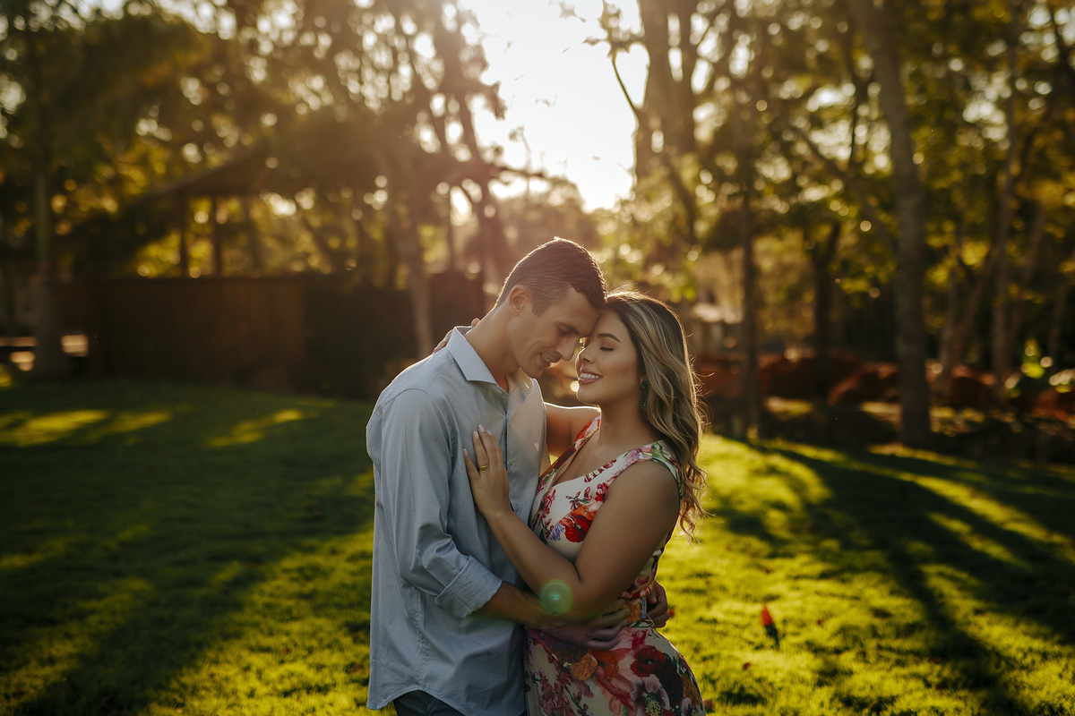 ensaio de casal pre wedding fotos fotografo Alexandre Casttro patos de minas fotografia de casamento noivas 2021 photo vestido ar livre 