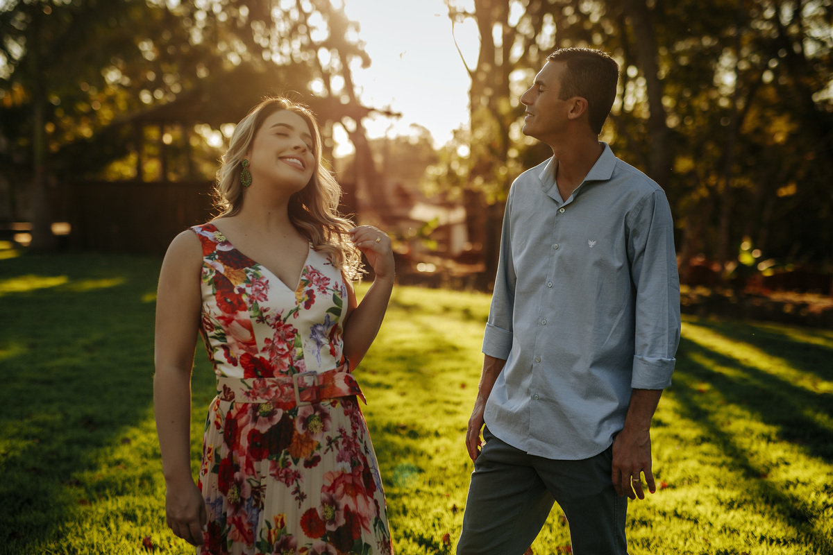 ensaio de casal pre wedding fotos fotografo Alexandre Casttro patos de minas fotografia de casamento noivas 2021 photo vestido ar livre 