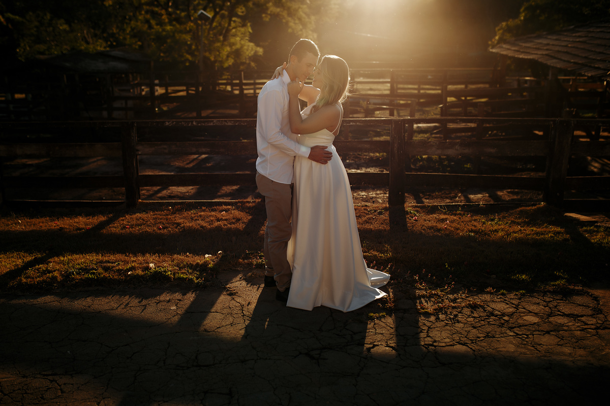 ensaio de casal pre wedding fotos fotografo Alexandre Casttro patos de minas fotografia de casamento noivas 2021 photo vestido ar livre 