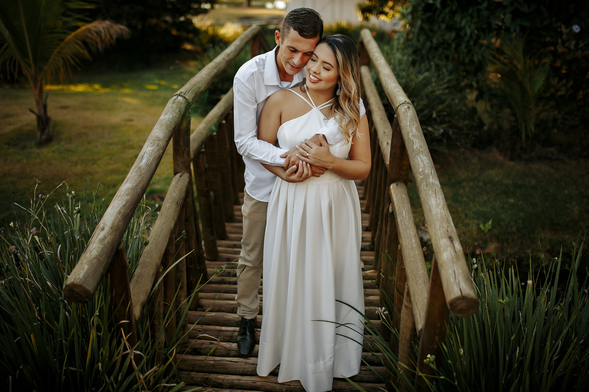 ensaio de casal pre wedding fotos fotografo Alexandre Casttro patos de minas fotografia de casamento noivas 2021 photo vestido ar livre 