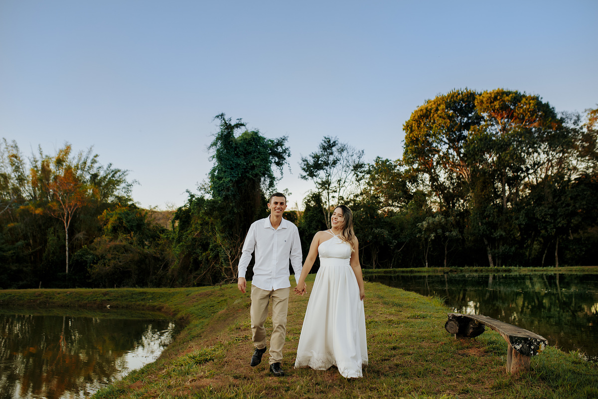 ensaio de casal pre wedding fotos fotografo Alexandre Casttro patos de minas fotografia de casamento noivas 2021 photo vestido ar livre 
