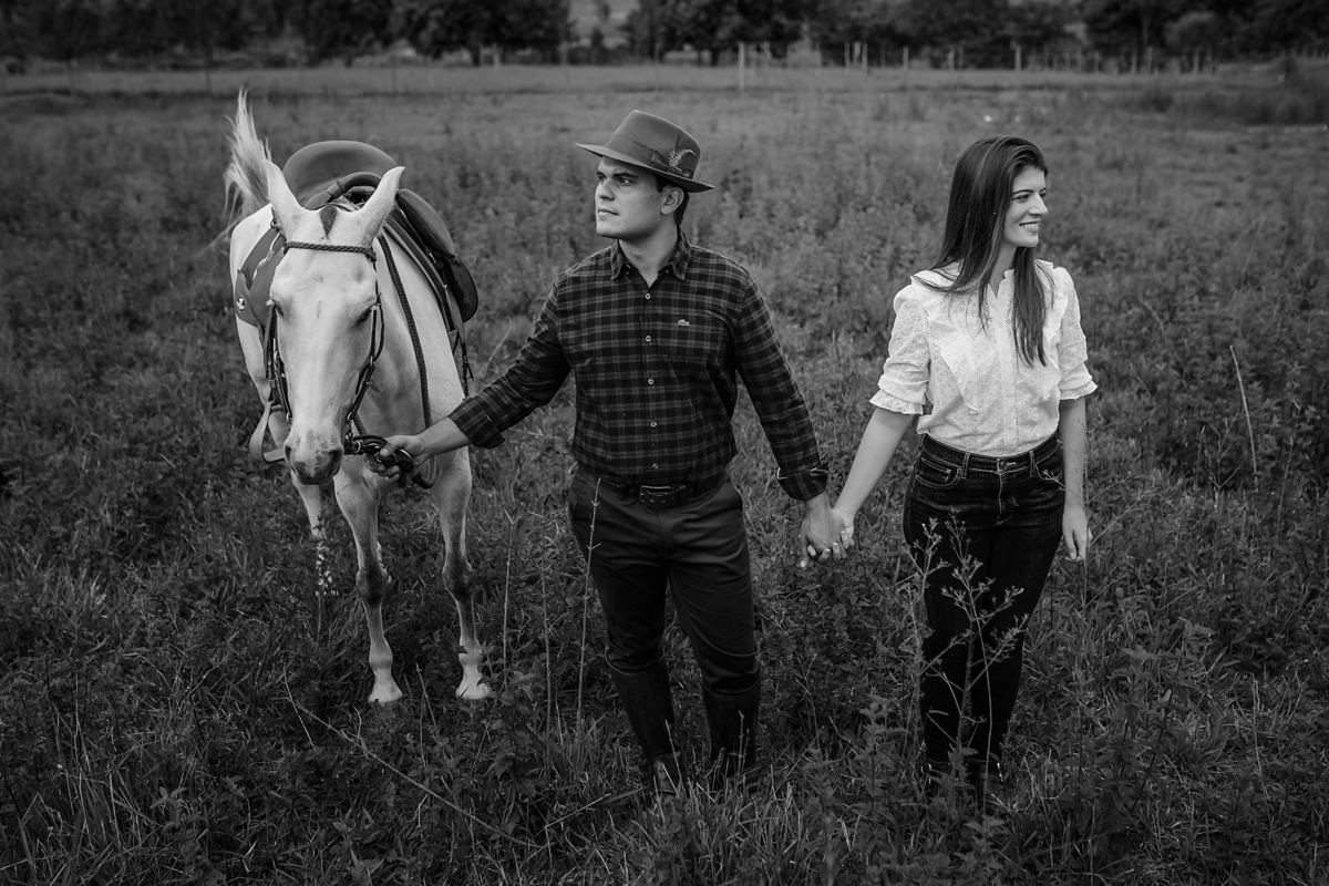 FOTOS ENSAIO PRE WEDDING CASAMENTO FAZENDA CAVALO CAMPO AMOR PRATINHA MG PATOS DE MINAS FOTOGRAFO ALEXANDRE CASTTRO FOTOGRAFIA