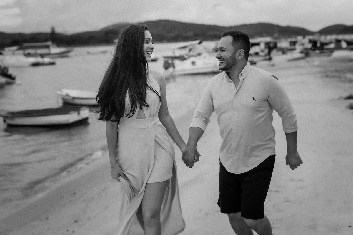ENSAIO FOTOGRAFICO COM FOTOS NA PRAIA DO RIO DE JANEIRO FOTOGRAFIA DE ALEXANDRE CASTTRO PARA CASAMENTOS