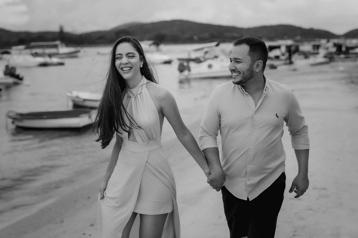 ENSAIO FOTOGRAFICO COM FOTOS NA PRAIA DO RIO DE JANEIRO FOTOGRAFIA DE ALEXANDRE CASTTRO PARA CASAMENTOS