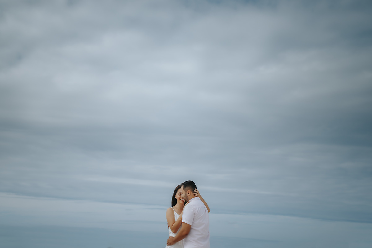 ENSAIO FOTOGRAFICO COM FOTOS NA PRAIA DO RIO DE JANEIRO FOTOGRAFIA DE ALEXANDRE CASTTRO PARA CASAMENTOS