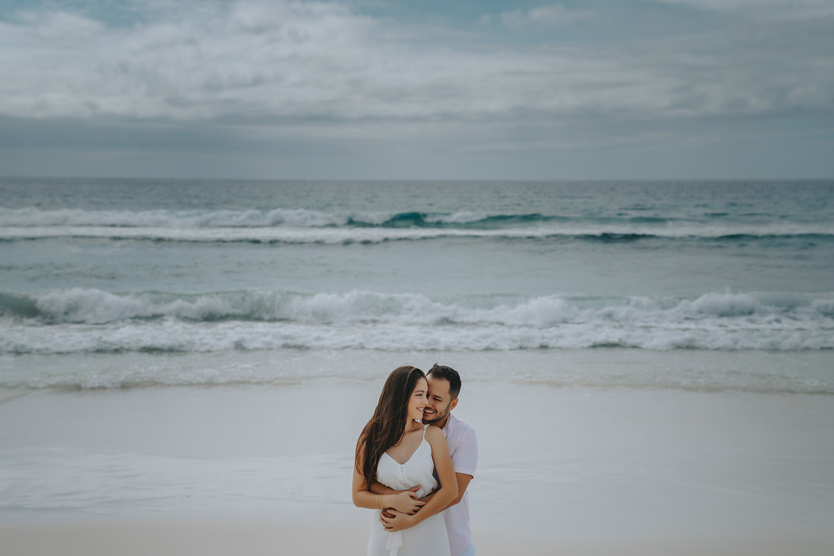 ENSAIO FOTOGRAFICO COM FOTOS NA PRAIA DO RIO DE JANEIRO FOTOGRAFIA DE ALEXANDRE CASTTRO PARA CASAMENTOS