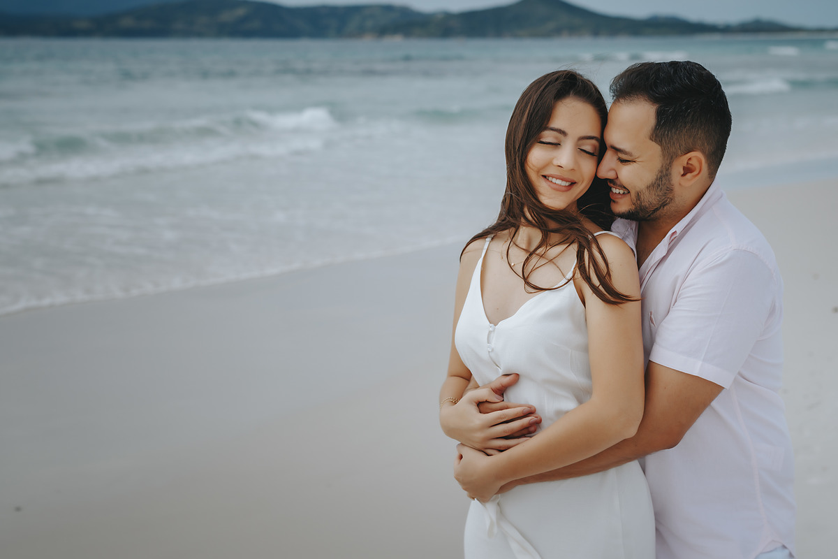 ENSAIO FOTOGRAFICO COM FOTOS NA PRAIA DO RIO DE JANEIRO FOTOGRAFIA DE ALEXANDRE CASTTRO PARA CASAMENTOS