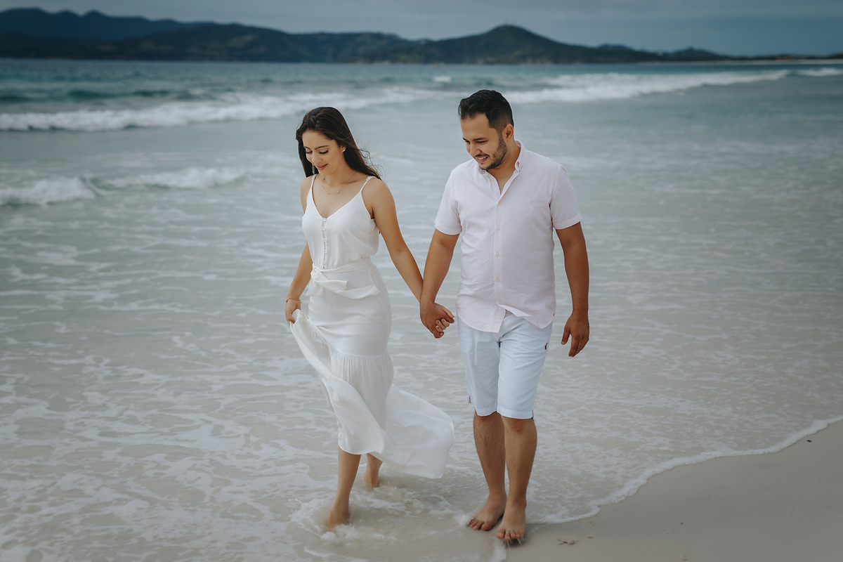 ENSAIO FOTOGRAFICO COM FOTOS NA PRAIA DO RIO DE JANEIRO FOTOGRAFIA DE ALEXANDRE CASTTRO PARA CASAMENTOS