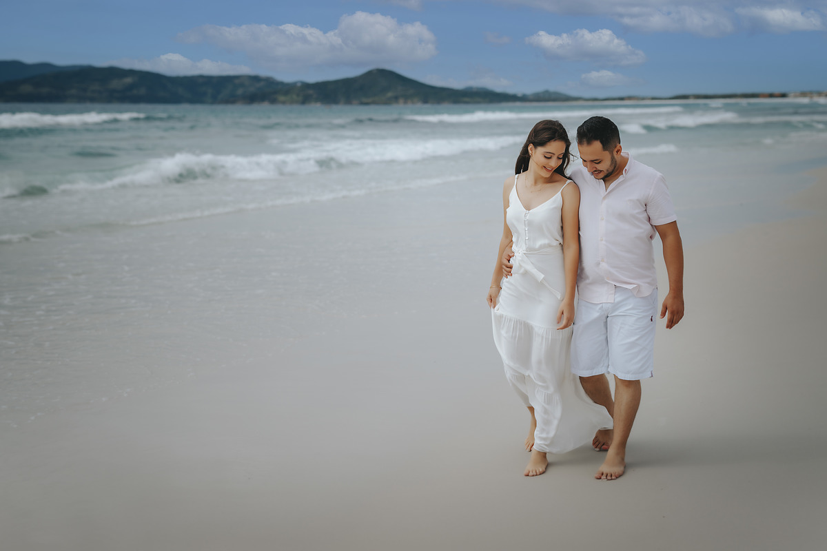 ENSAIO FOTOGRAFICO COM FOTOS NA PRAIA DO RIO DE JANEIRO FOTOGRAFIA DE ALEXANDRE CASTTRO PARA CASAMENTOS