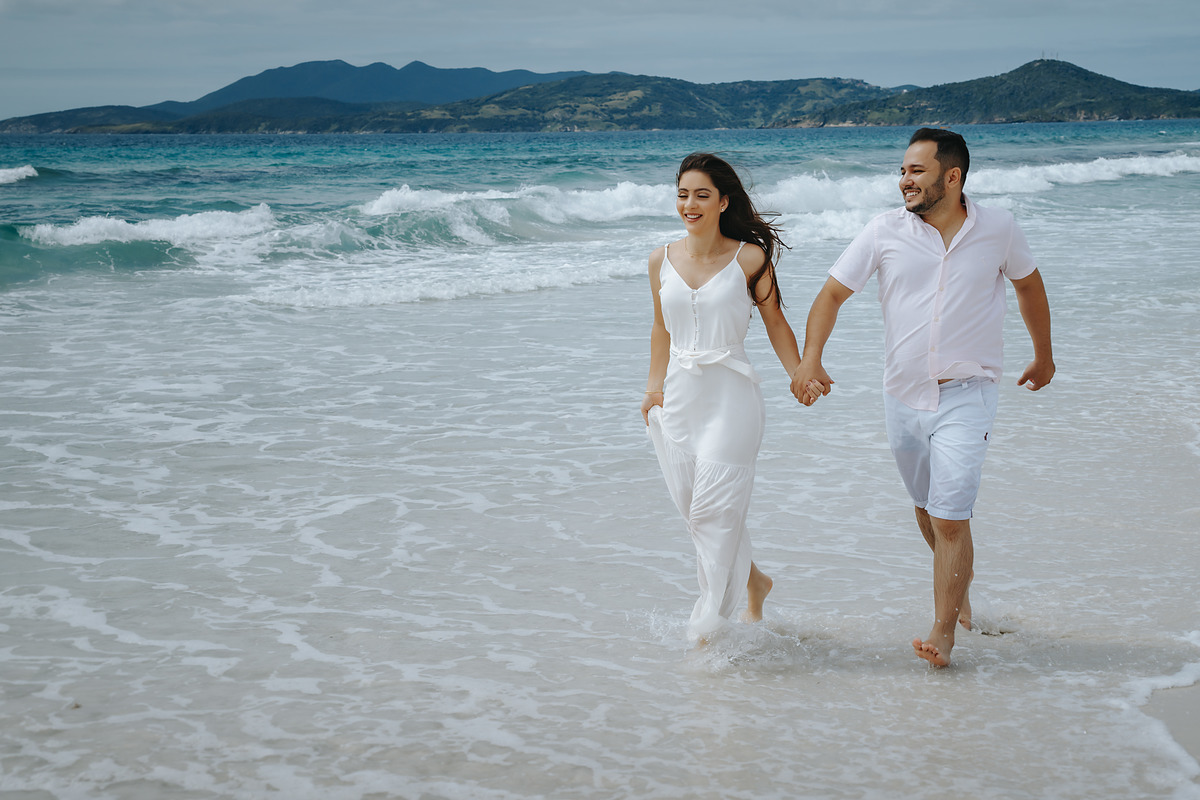 ENSAIO FOTOGRAFICO COM FOTOS NA PRAIA DO RIO DE JANEIRO FOTOGRAFIA DE ALEXANDRE CASTTRO PARA CASAMENTOS