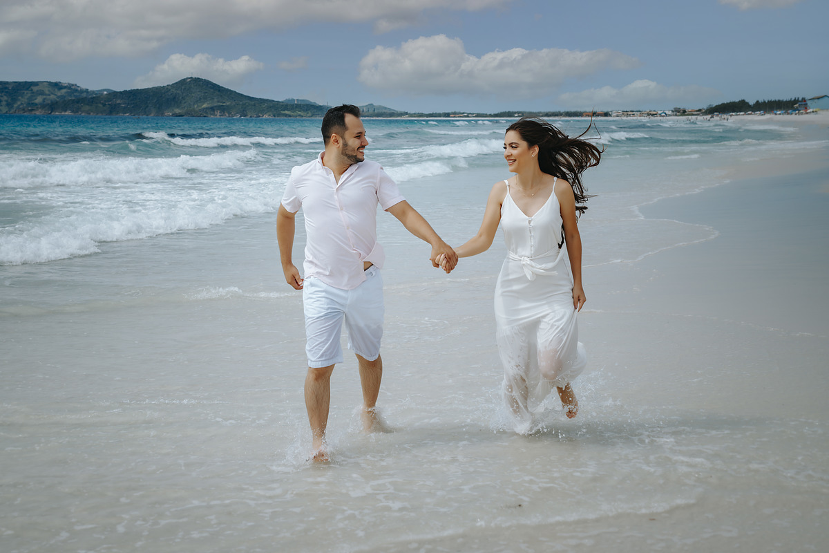 ENSAIO FOTOGRAFICO COM FOTOS NA PRAIA DO RIO DE JANEIRO FOTOGRAFIA DE ALEXANDRE CASTTRO PARA CASAMENTOS