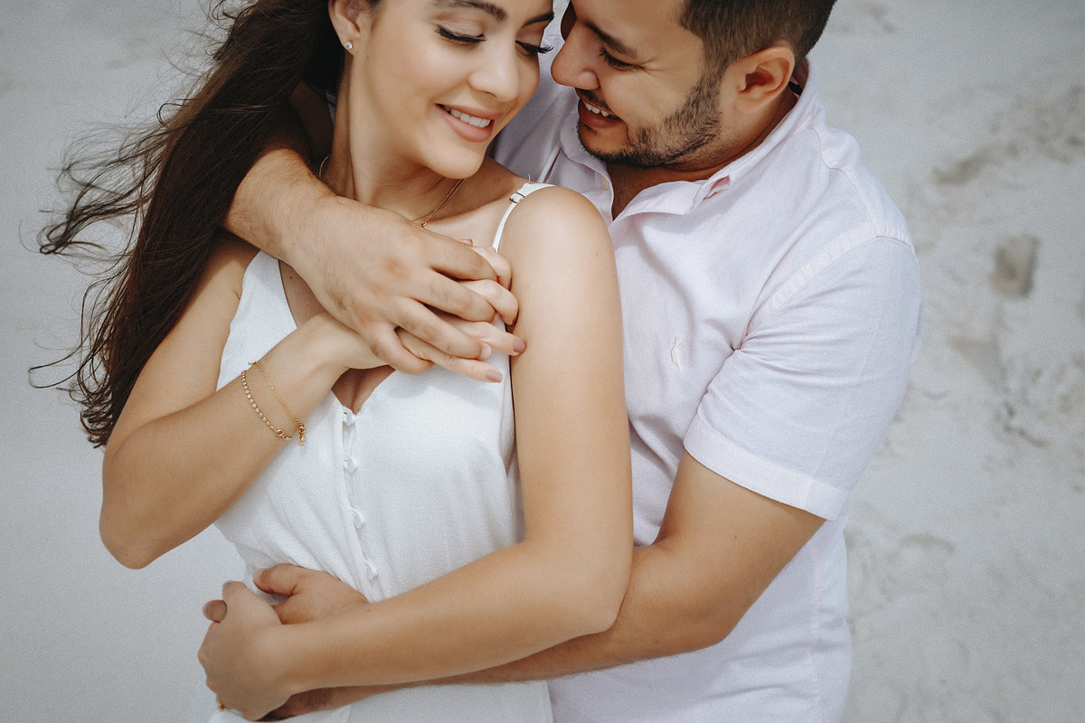 ENSAIO FOTOGRAFICO COM FOTOS NA PRAIA DO RIO DE JANEIRO FOTOGRAFIA DE ALEXANDRE CASTTRO PARA CASAMENTOS
