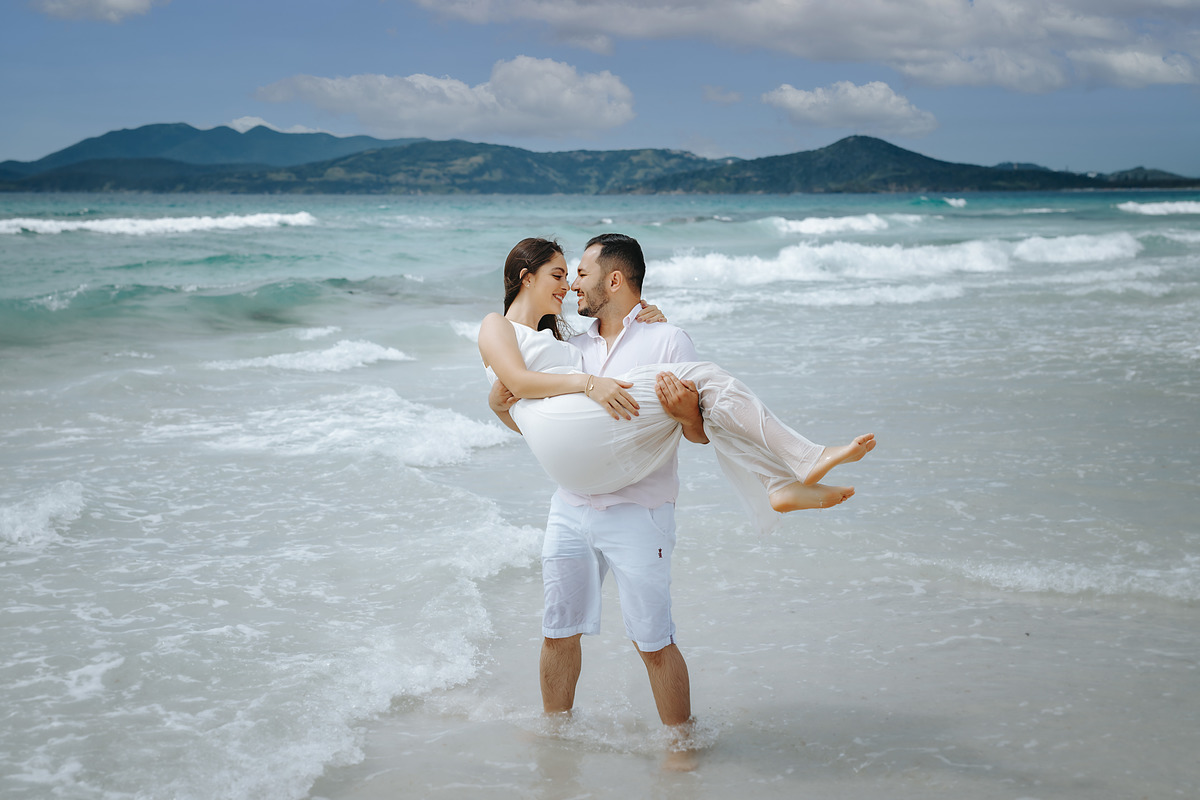ENSAIO FOTOGRAFICO COM FOTOS NA PRAIA DO RIO DE JANEIRO FOTOGRAFIA DE ALEXANDRE CASTTRO PARA CASAMENTOS