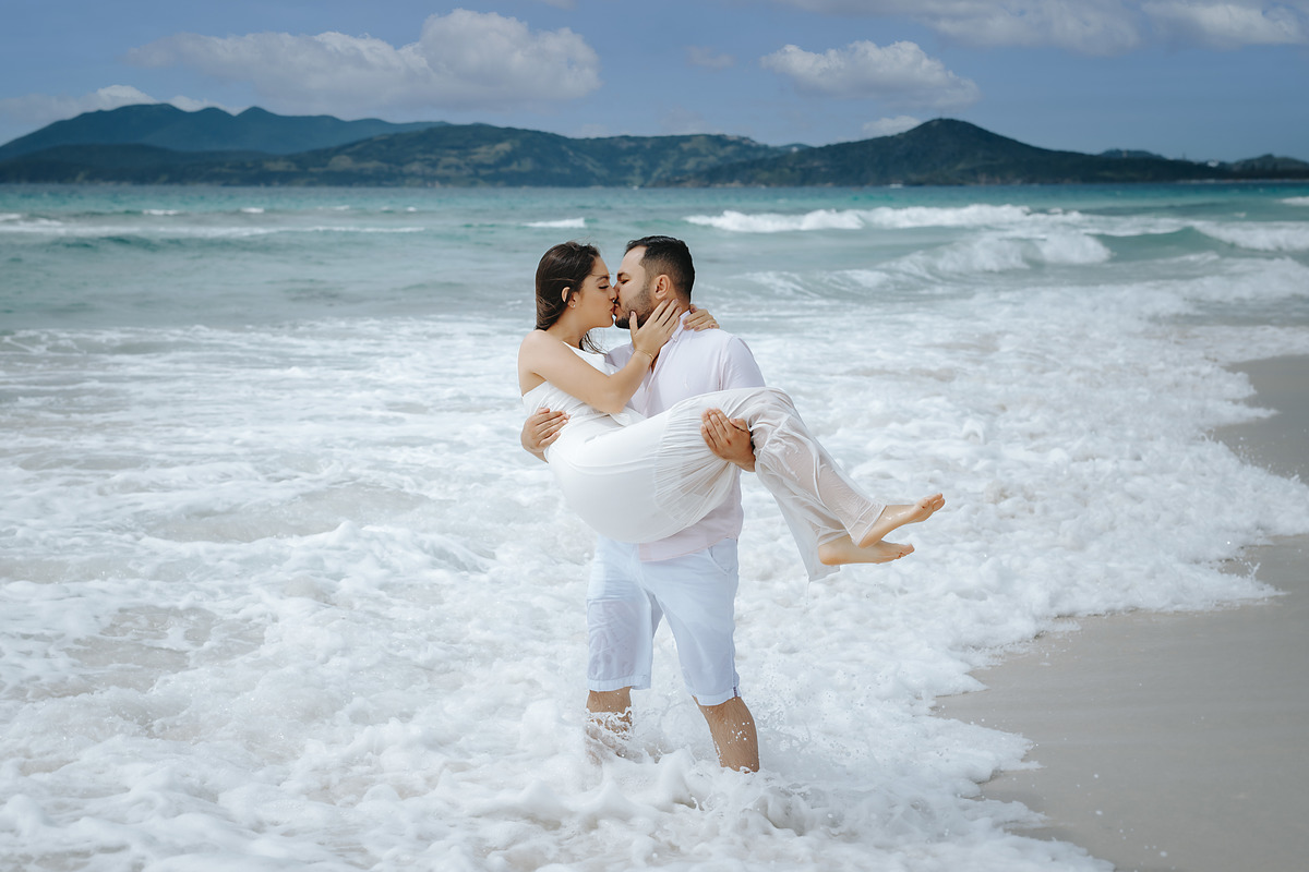 ENSAIO FOTOGRAFICO COM FOTOS NA PRAIA DO RIO DE JANEIRO FOTOGRAFIA DE ALEXANDRE CASTTRO PARA CASAMENTOS