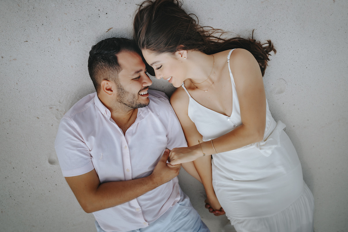 ENSAIO FOTOGRAFICO COM FOTOS NA PRAIA DO RIO DE JANEIRO FOTOGRAFIA DE ALEXANDRE CASTTRO PARA CASAMENTOS