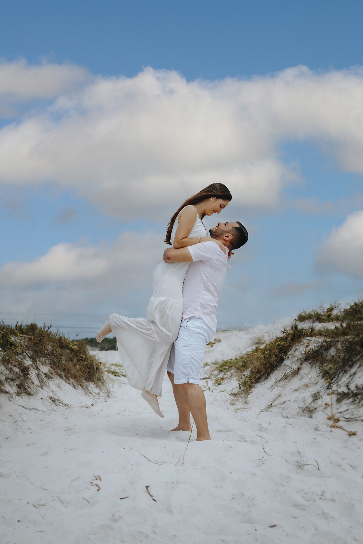 ENSAIO FOTOGRAFICO COM FOTOS NA PRAIA DO RIO DE JANEIRO FOTOGRAFIA DE ALEXANDRE CASTTRO PARA CASAMENTOS
