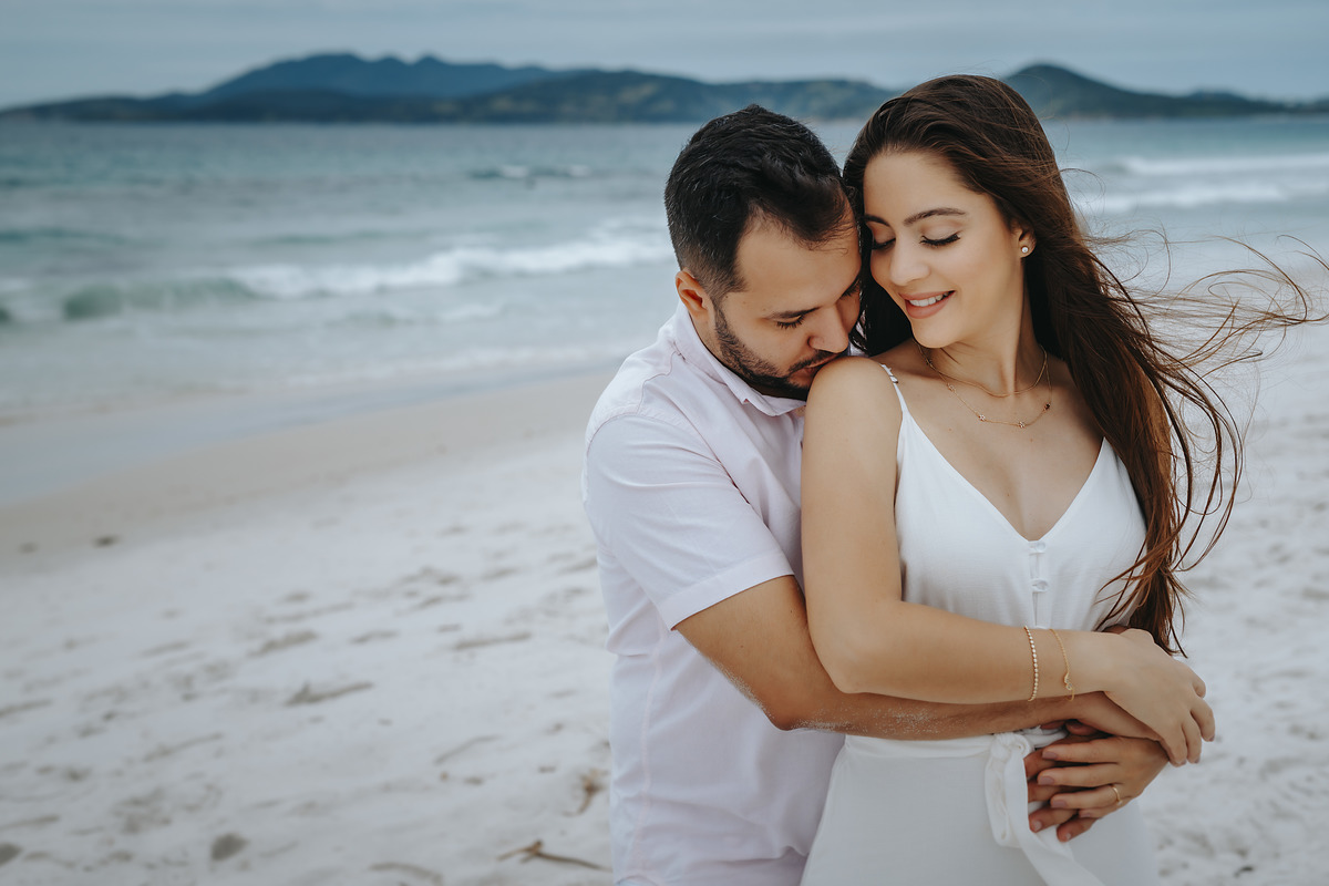 ENSAIO FOTOGRAFICO COM FOTOS NA PRAIA DO RIO DE JANEIRO FOTOGRAFIA DE ALEXANDRE CASTTRO PARA CASAMENTOS