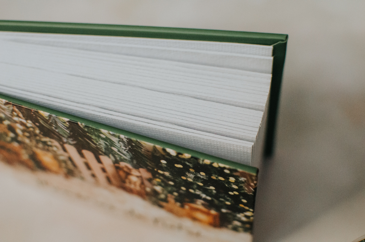 Nosso livro auto colante tem as páginas grossas como de um livro e excelente qualidade.