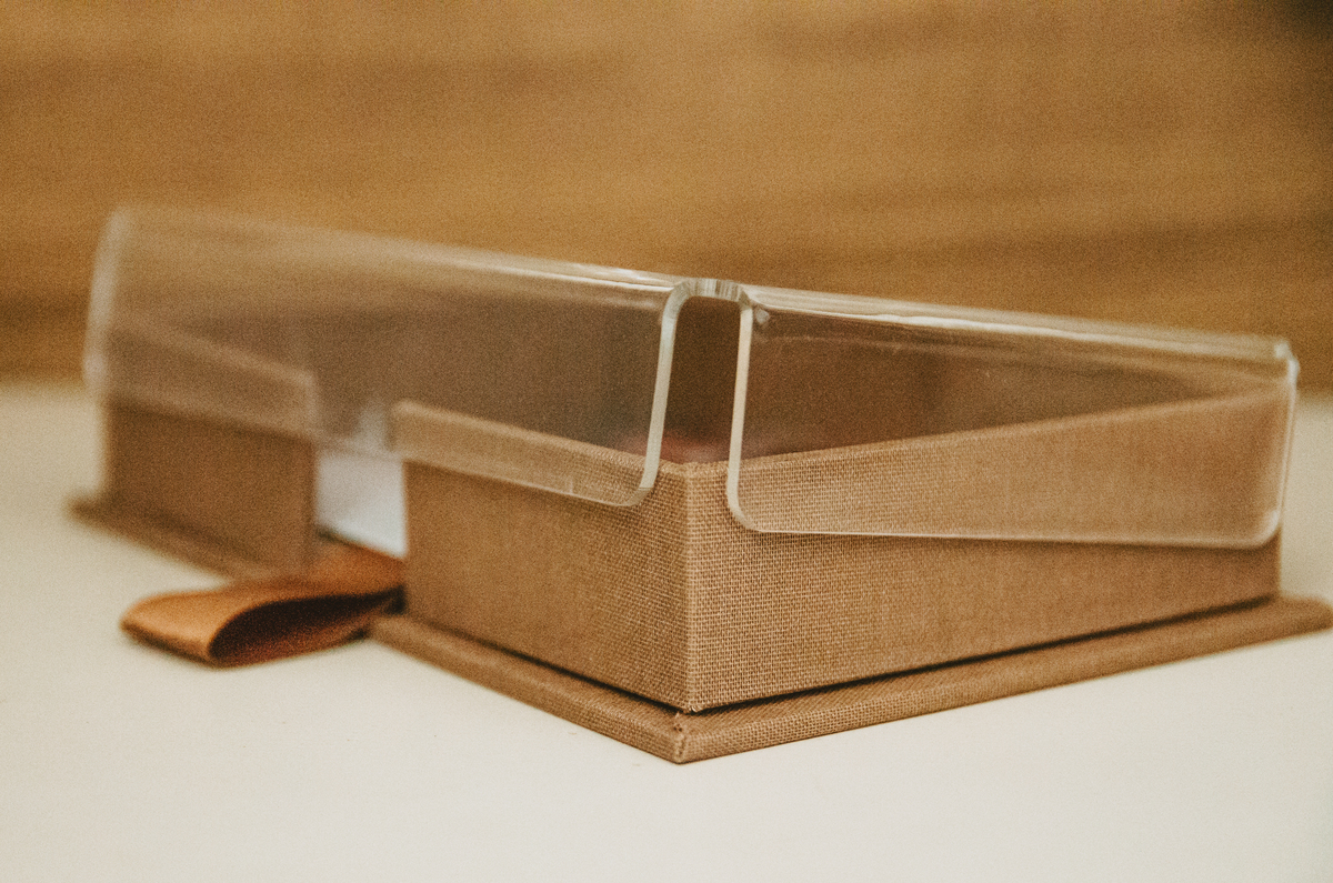 Nosso box de memórias afetivo, revestido em tecido com textura e da cor escolhida pelo cliente.