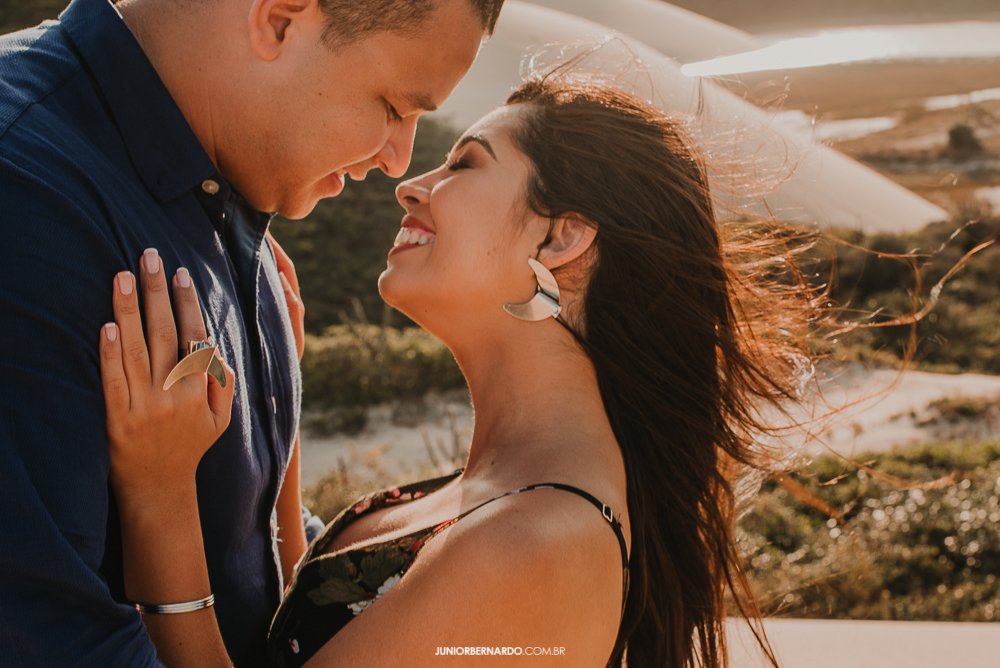 noivos juntos na praia