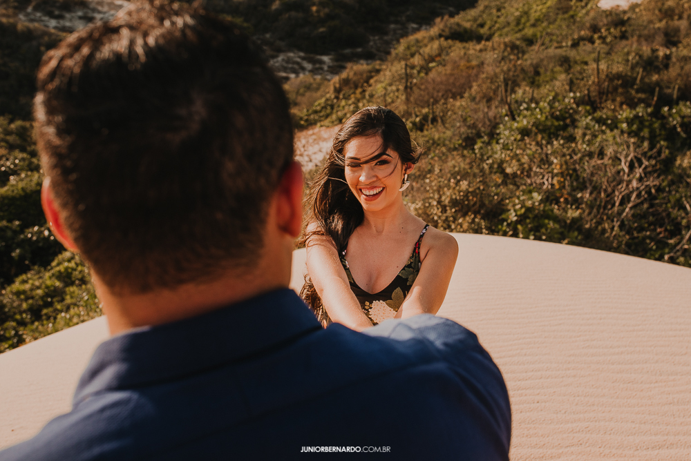 noiva puxando noivo na praia