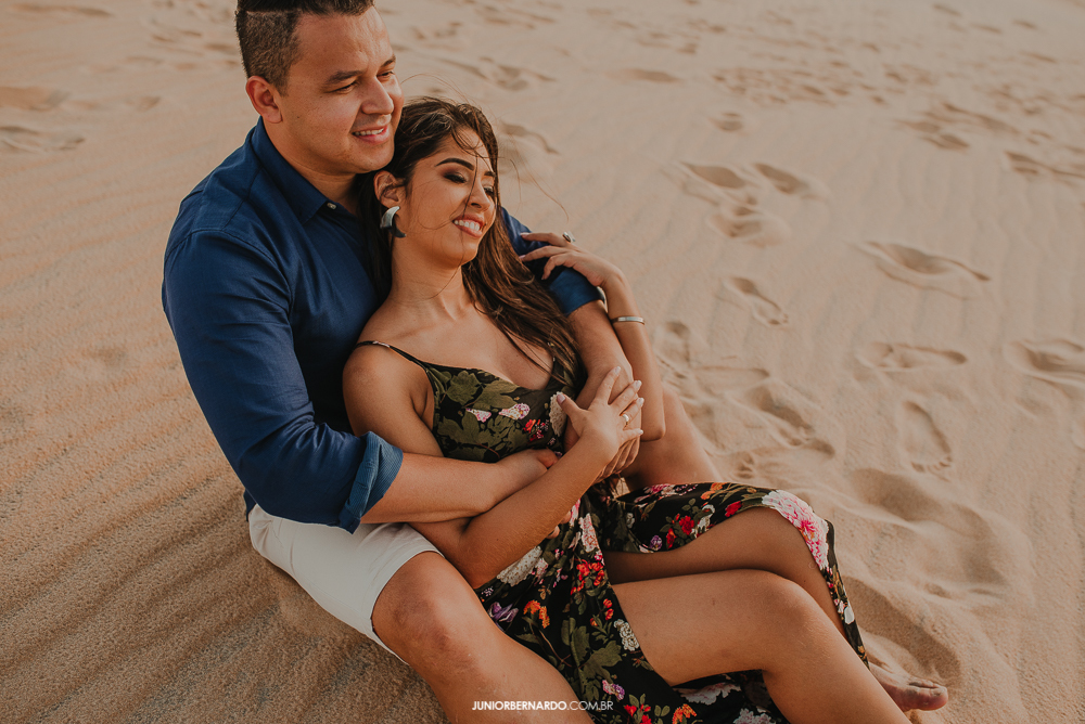 noivos juntos na areia